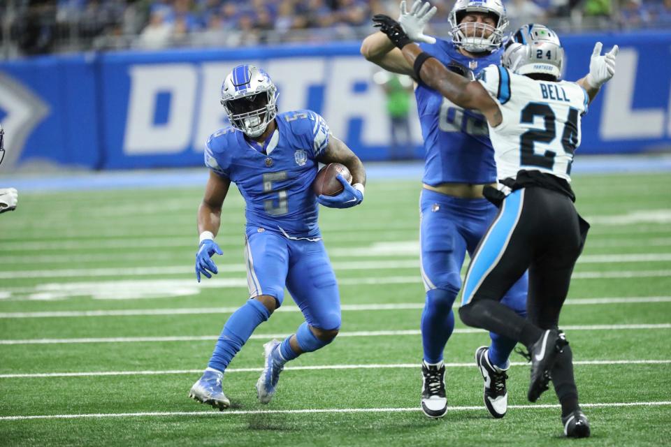 Detroit Lions running back David Montgomery (5) runs the ball against the Carolina Panthers during first-half action at Ford Field in Detroit on Sunday, Oct, 8, 2023.