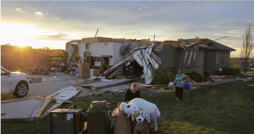 美國中西部遭到至少80個龍捲風席捲，導致逾百棟建築毀損、萬戶居民停電。（圖／達志／美聯社）