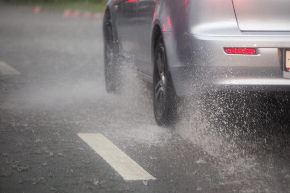 水漂效應是指當車輛經過積水區時，輪胎和地面間形成一層水膜，使得輪胎無法接觸地面，這時車體會依照慣性方向滑動，可能因此失去抓地力而失控，進而導致事故發生。（示意圖／Gatty Images）