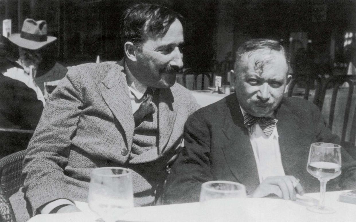 Fotografía de Stefan Zweig y Joseph Roth en Ostende, verano de 1936. Fotografía probablemente de Lotte Altmann, secretaria de Zweig. <a href="https://commons.wikimedia.org/wiki/File:Elisabet_Charlotte_(Lotte)_Altmann_-_Zweig_and_Roth_in_Ostend_in_1936.jpg" rel="nofollow noopener" target="_blank" data-ylk="slk:Wikimedia Commons;elm:context_link;itc:0;sec:content-canvas" class="link ">Wikimedia Commons</a>