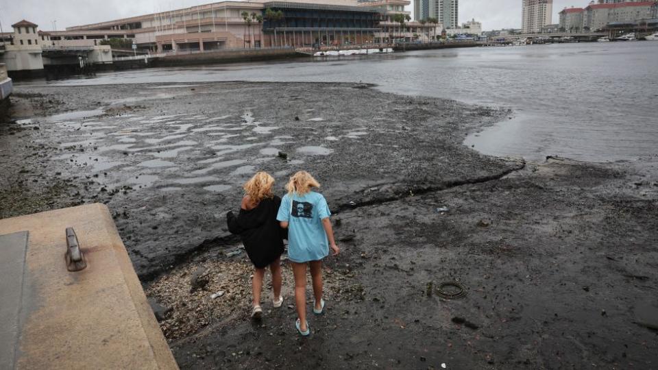 La circulación de los vientos de Ian, que se acerca esta tarde a las costas de Florida, EE.UU., succionaron parte de la bahía de la ciudad de Tampa. El agua regresará con el impacto del huracán.