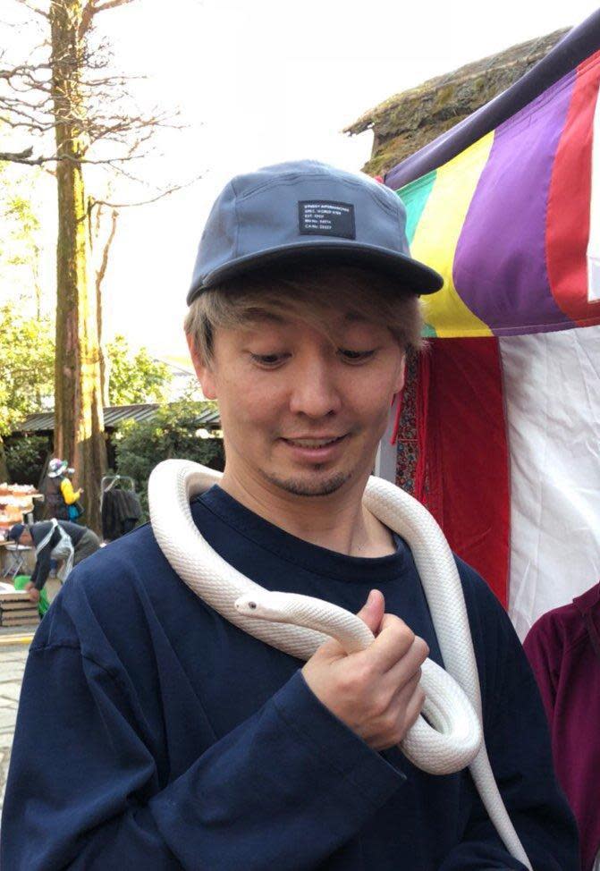 演員菅田將暉曾上節目透露自己使用這張SHOCK EYE與白蛇的照片作為手機桌布。（翻攝自SHOCK EYE Instagram）