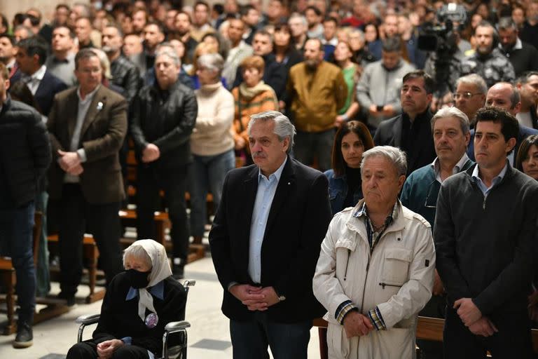 Eduardo Duhalde fue el único dirigente que no integra el Frente de Todos que se sumó a la misa por la paz en Luján; lo ubicaron entre Fernández y el ministro De Pedro