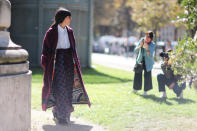 <p>Eine ähnliche Liebe zur Mode zurückgekehrter Zeiten präsentierte auch diese Fashionista, die mit ihrer stylishen Kombi aus eleganter weißer Bluse zur super weiten Muster-High-Waist-Hose und langem weinroten Mantel bezauberte. (Bild: Getty Images)</p>