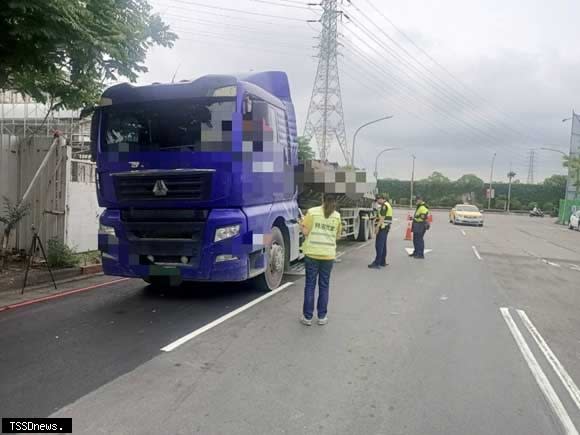 為降低大型車輛發生肇事風險，加強取締大型車輛超載及各項重大違規專案勤務。(圖:中和警分局提供)