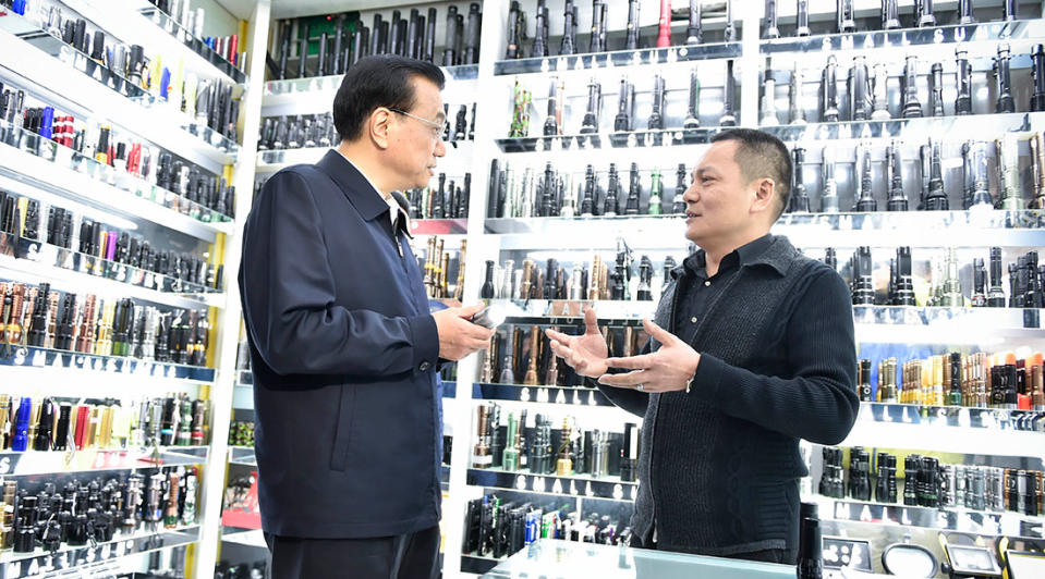 中國總理李克強（左）在國務院會議上決議再對中小企業進行減稅2000 億人民幣，希望能穩住就業。   圖：翻攝中國政府網