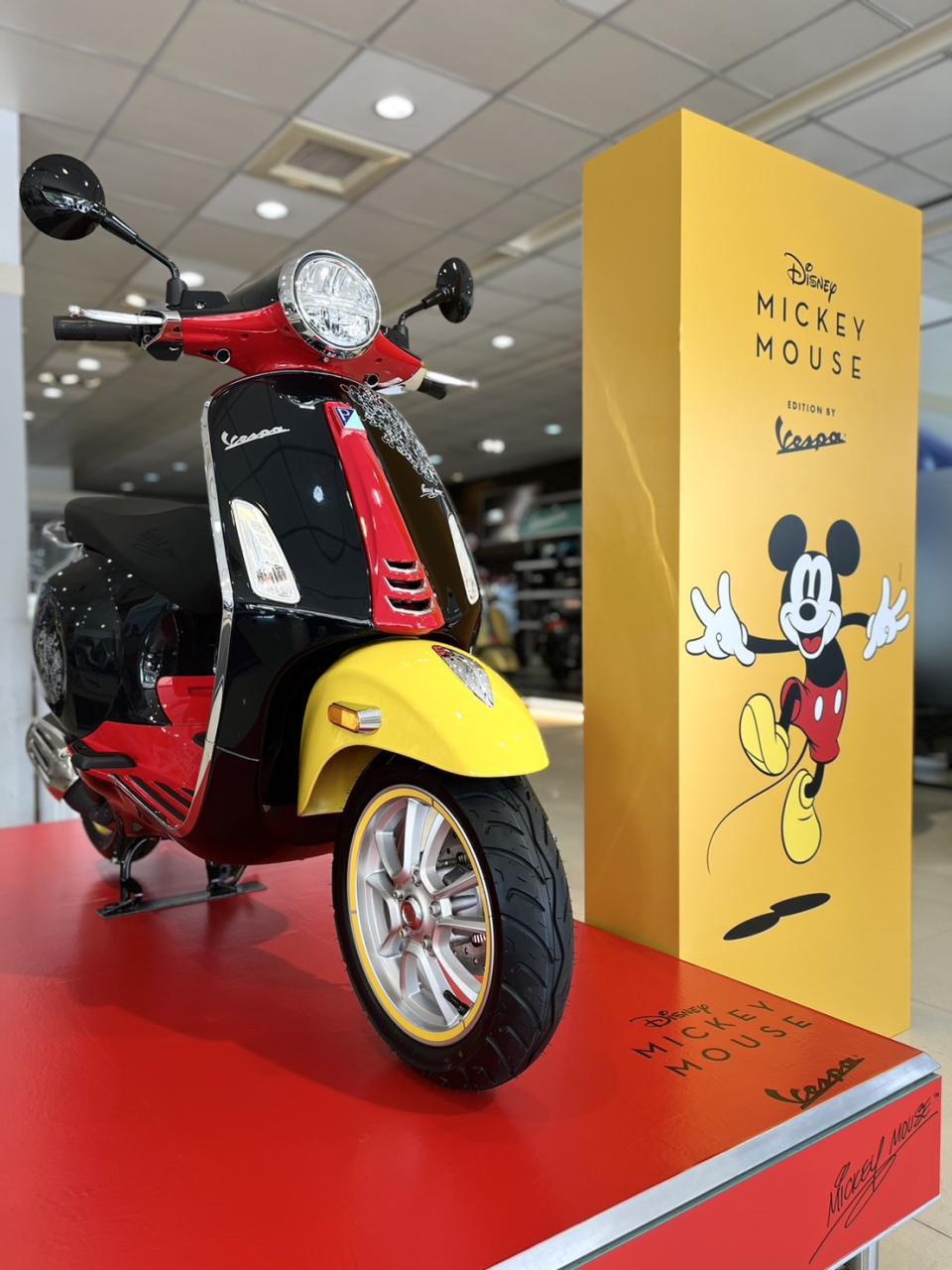 Vespa X Disney米老鼠特仕版首批少量到港，現於Vespa全台授權經銷門市展售中