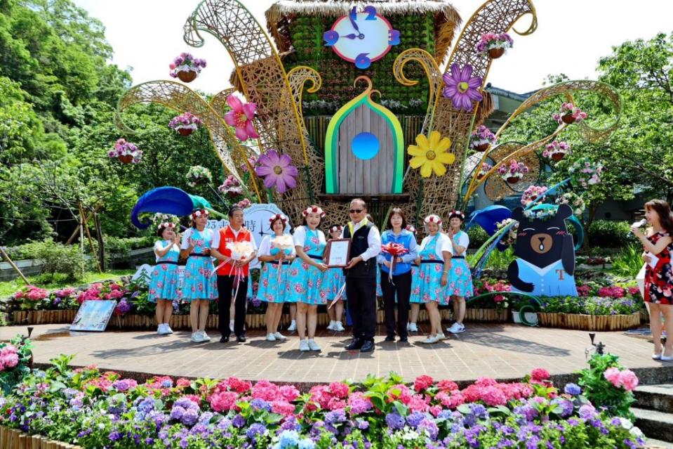 「2023南庄花卉節」嶺東科技大學由樂齡大學及觀光休閒系學生以「銀青共學共遊」熱情參與活動。