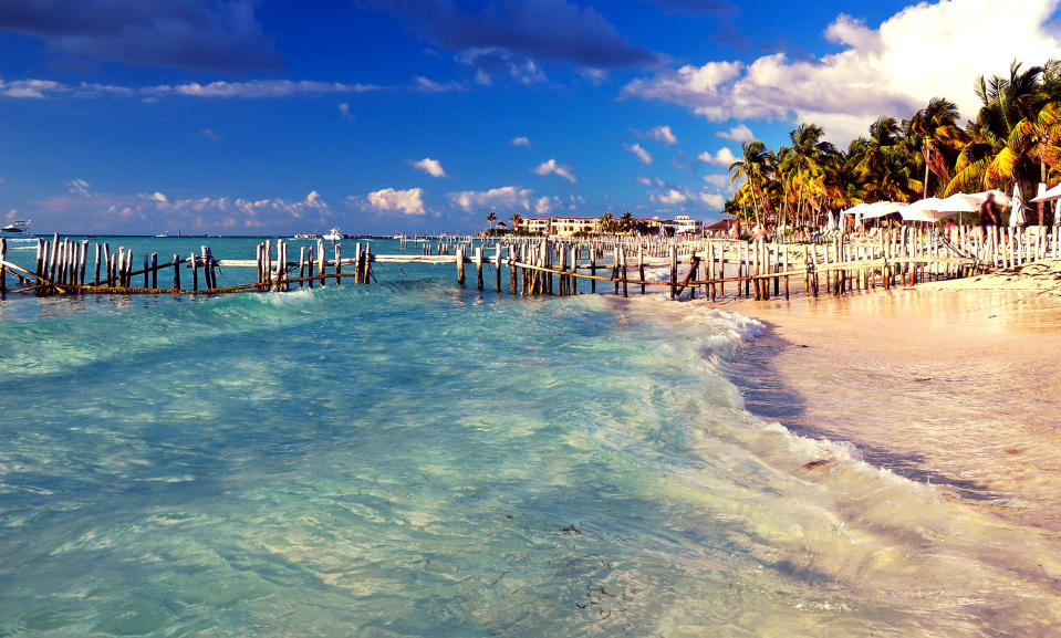 <p>Neben seinem leuchtend türkisfarbenen, flachen Wasser begeistert der belebte Playa Norte auf der Isla Mujeres vor allem mit den günstigen anliegenden Bars und Restaurants. (Bild: Getty Images) </p>