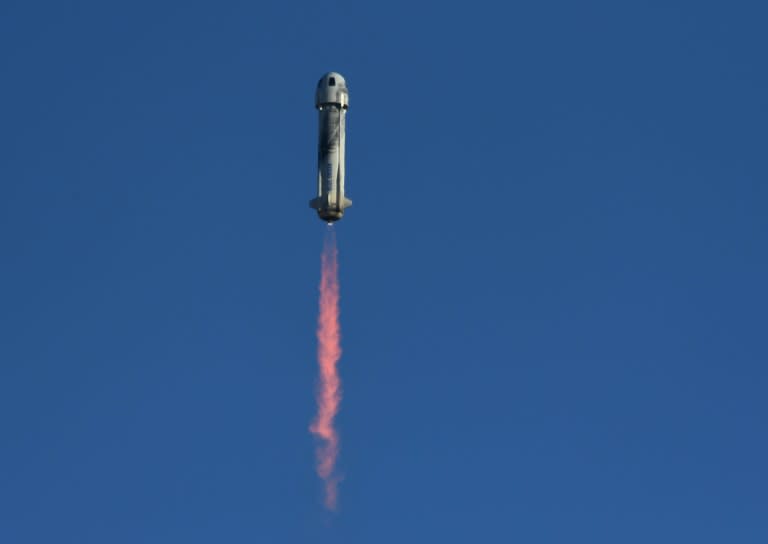 Une fusée New Shepard de Blue Origin décolle du site de lancement de Van Horn, le 31 mars 2022 au Texas (Patrick T. FALLON)