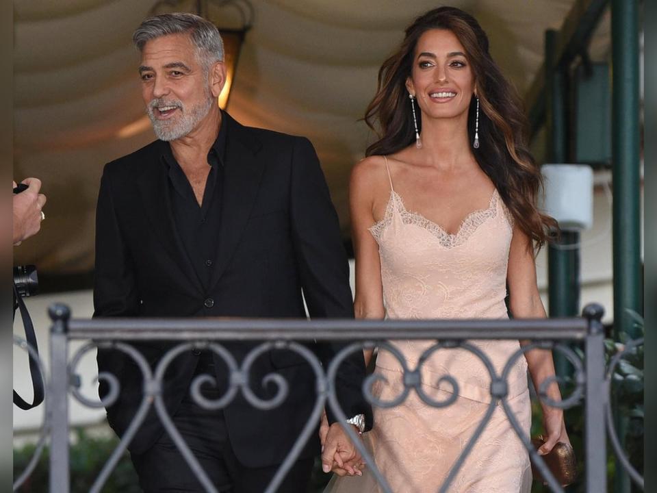 Sie strahlen um die Wette: Georg und Amal Clooney in Venedig. (Bild: imago/Cover-Images)