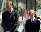 <p>Die Trauerfeier von Prinzessin Diana 1997 war für Peter Kloeppel besonders emotional, der Journalist war live in London: „Als dann ihre Söhne William und Harry hinter dem Sarg gingen, musste ich schon mehrmals schlucken“, erinnert sich der Moderator im „B.Z.“-Interview. (Bild: AP Photo/Adam Butler/POOL) </p>