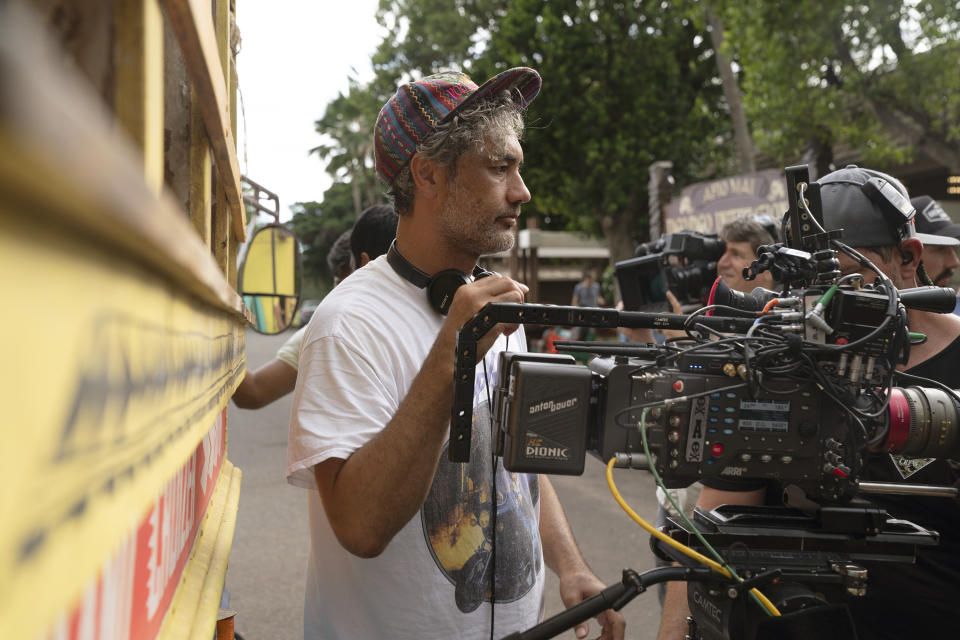 En esta imagen prporcionada por Searchlight Pictures, el director Taika Waititi en el set de "Next Goal Wins". (Hilary Bronwyn Gayle/Searchlight Pictures vía AP)