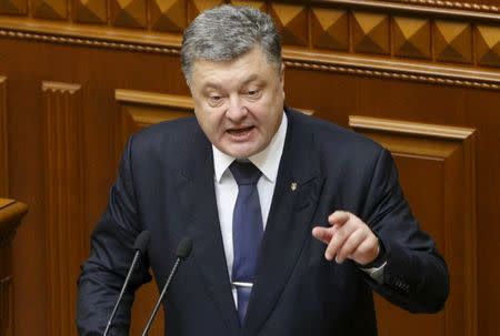 Ukrainian President Petro Poroshenko addresses deputies before voting for a draft law with changes in the constitution on decentralizing power at the parliament in Kiev, Ukraine, July 16, 2015. REUTERS/Valentyn Ogirenko