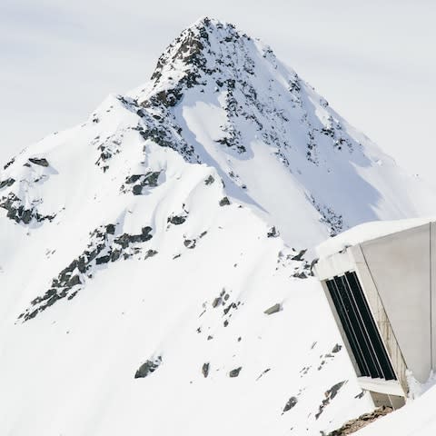 007 Elements built inside the summit of the Gaislachkogl mountain, 3,048 metres above sea level