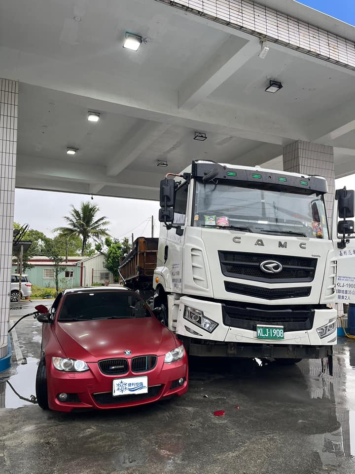 BMW在加油站遭大車騎上，車損嚴重。（圖片來源：爆怨公社)