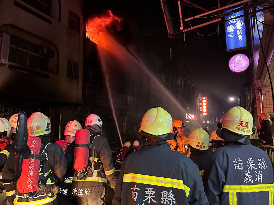 苗栗縣消防局第一大隊指出，6日晚間獲報在苗栗市一處3層樓透天厝發生火警，消防員立即前往滅火，屋內1對夫婦平安逃出，但1名鄰居遭濃煙嗆傷已送醫。（中央社／民眾提供）
