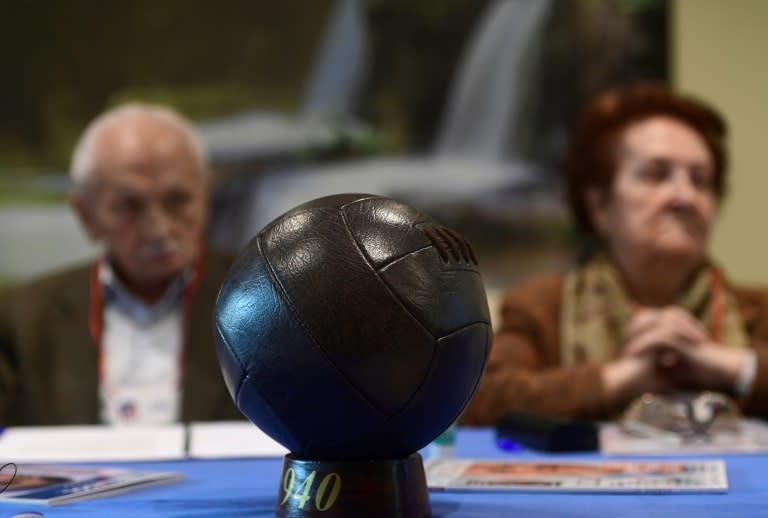 Retired football players in Spain are taking part in an initiative that aims to stirr the football-related memories of senior citizens suffering from Alzheimer's