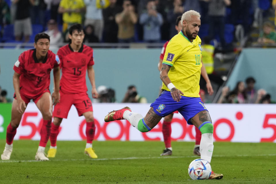 Neymar anota de penal el segundo gol de Brasil en el partido contra Japón por los octavos de final del Mundial, el lunes 5 de diciembre de 2022, en Doha, Qatar. De izquierda a derecha aparecen Raphinha, Vinicius Junior, Lucas Paquetá y Neymar. (AP Foto/Manu Fernández)