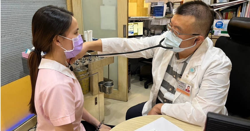 20多歲的護理師（左）咳嗽2個月後就醫才知感染黴漿菌，專家擔心若是強勢抗藥性黴漿菌一旦入侵台灣，恐會後果不堪設想。（圖／報系資料照）