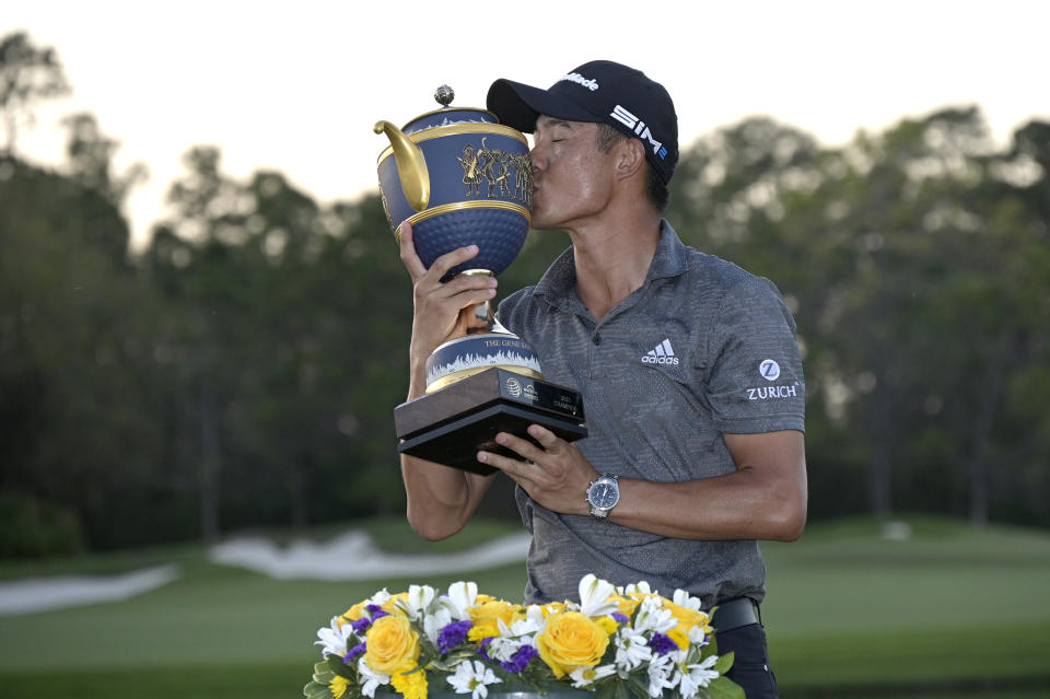 Collin Morikawa besa el trofeo ante las cámaras tras conquistar el torneo Workday Championship, el domingo 28 de febrero de 2021, en Bradenton, Florida. (AP Foto/Phelan M. Ebenhack)