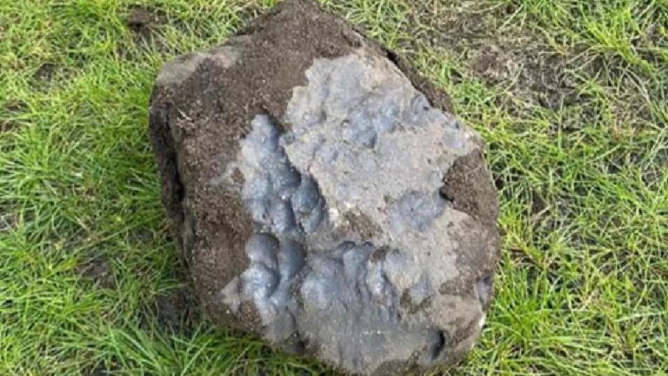 沙辛家中後花園突然降下一顆45億年歷史的隕石。（圖／翻攝自推特）