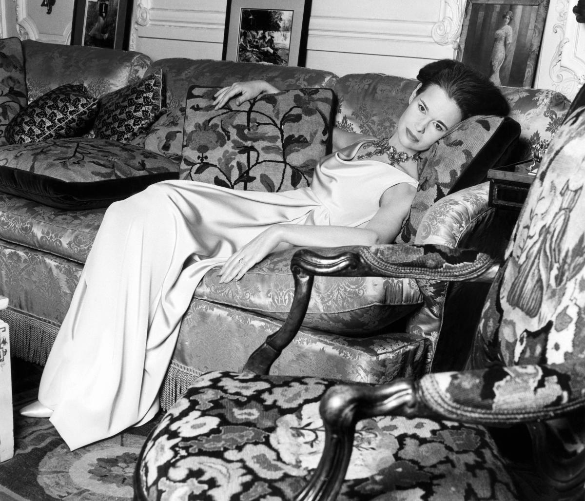 Gloria Vanderbilt: Actor, socialite and 'poor little rich girl' of  Depression-era America, The Independent