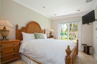 <p>Chambre côté jardin. Le lit est grand et l’ambiance chaleureuse. (Photo : Sotheby’s International Realty) </p>