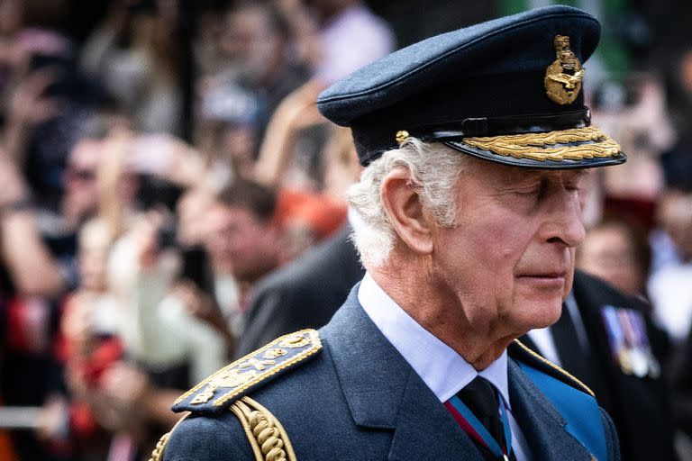 El flamante rey Carlos III, durante la procesión del féretro de Isabel