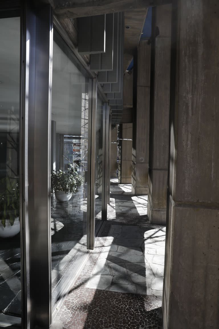 Un detalle del corredor que se ve entre las columnas y los vidrios de la planta baja de la Torre Dorrego