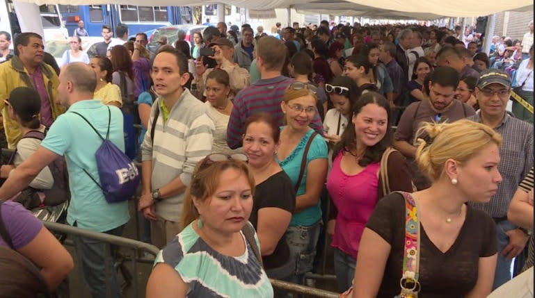 Miles de ciudadanos tuvieron que esperar hasta 12 horas en las filas para validar sus firmas, una de las etapas que se deben cumplir para lograr el objetivo de la oposición de revocar al presidente Nicolás Maduro (Foto AFP).