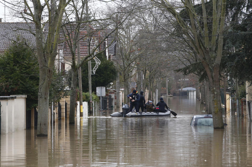 <p>Rescue workers evacuate residents in a flooded street of Villeneuve-Saint-Georges, outside Paris, where the Yerres river floods Thursday, Jan. 25, 2018. (Photo: Thibault Camus/AP) </p>