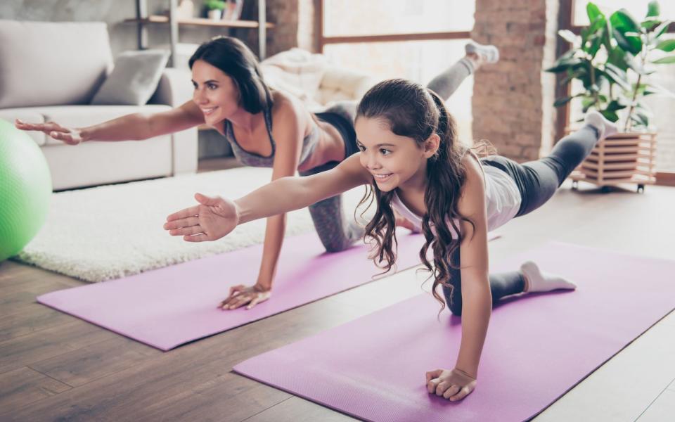 Für Sie ist Yoga die beste Art zu entspannen? Am liebsten würden Sie auch mit Ihren Kleinen Yoga praktizieren? Doch wie soll man einem vierjährigen Kind die komplizierten Yoga-Posen erklären? In der Galerie verraten wir Ihnen, wie das funktionieren kann und was Sie sonst noch über Kinderyoga wissen sollten. (Bild: iStock/ Deagreez)