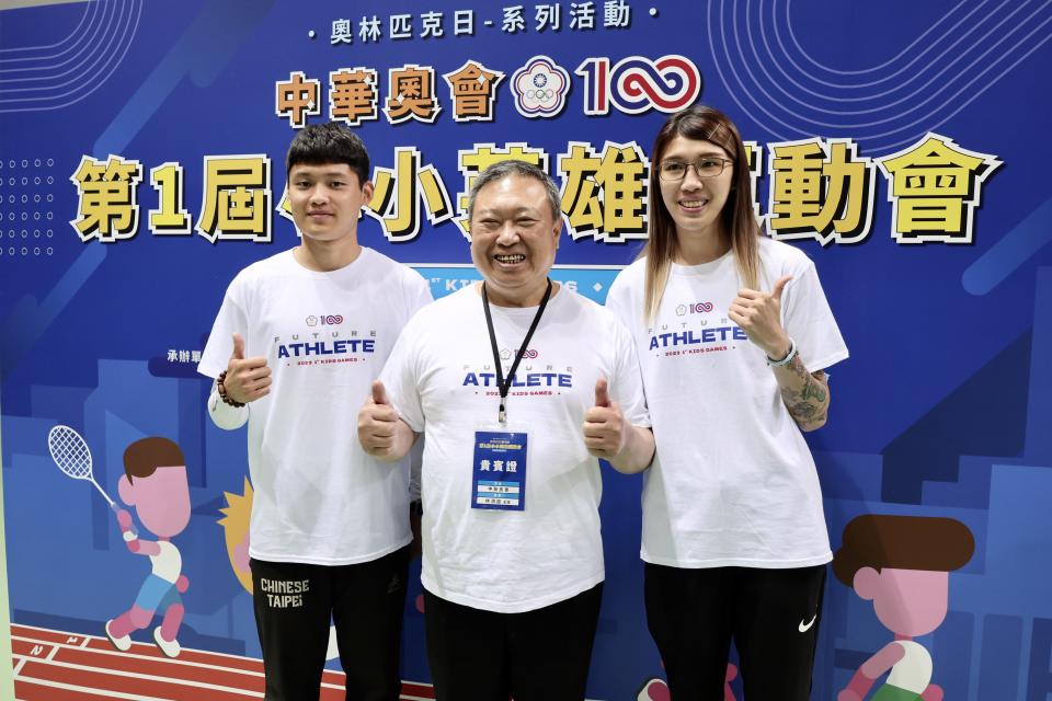 中華奧會主席林鴻道（中）與黃筱雯（右）、湯智鈞（左）。（中華奧會提供）
