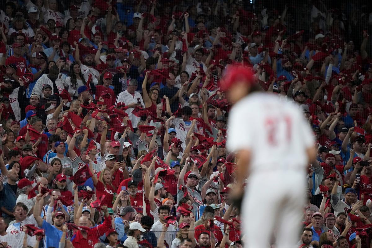 Fans flood team store to stock up on Phillies gear for NLCS