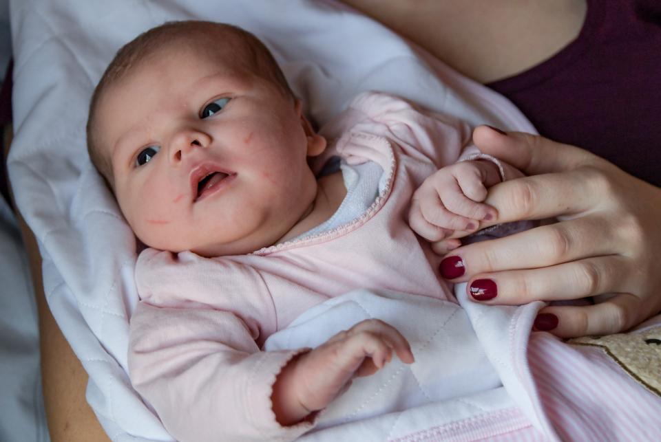 <p>Das Hamburger Neujahrsbaby Lia Sophia liegt im Arm ihrer Mutter. Das Mädchen kam in der Neujahrsnacht um 00:35 Uhr auf die Welt. (Bild: Axel Heimken/dpa) </p>