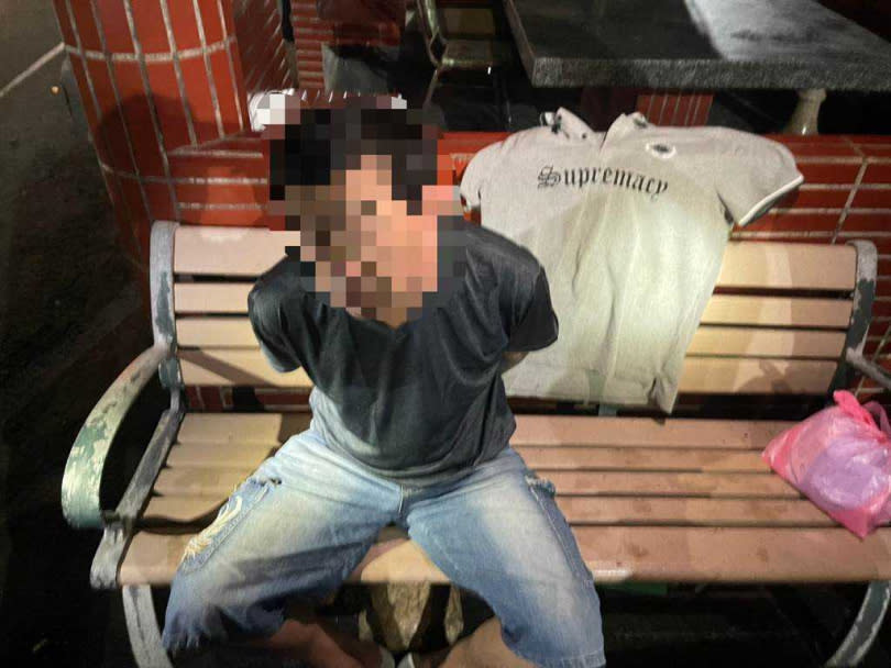 警方在林口逮捕涉嫌槍擊鹹粥店老闆娘的周姓嫌犯。（圖／翻攝畫面）
