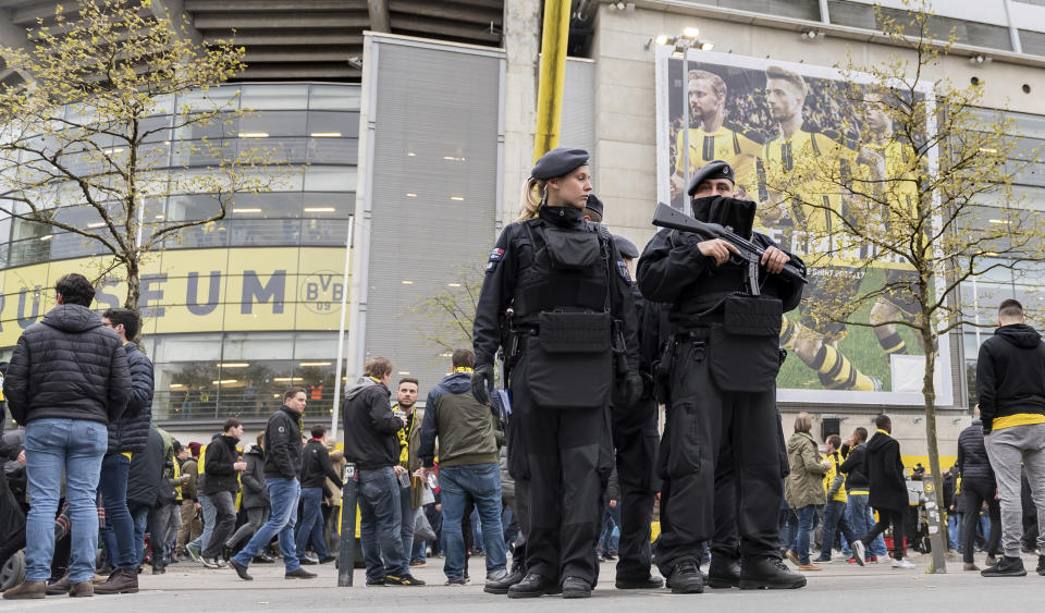 Oficiales de la policía patrullan afuera del estadio de Borussia Dortmund durante un partido contra Mónaco por los cuartos de final de la Liga de Campeones el miércoles, 12 de abril de 2017, en Dortmund, Alemania. (Guido Kirchner/dpa via AP)