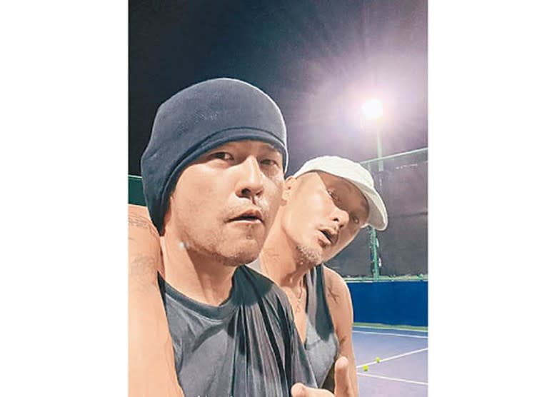 周杰倫與余文樂相約打網球，大晒球技。