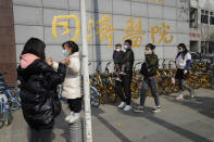 Los habitantes de Wuhan hacen cola para acceder a uno de los hospitales de la ciudad. Los casos de coronavirus han desaparecido de la región. (AP Photo/Ng Han Guan)