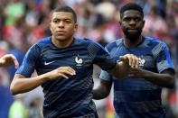 <p>Pas de surprise dans le onze français. Didier Deschamps a sorti son équipe-type : Lloris – Hernandez, Umtiti, Varane, Pavard – Kanté, Pogba – Matuidi, Griezmann, Mbappé – Giroud. </p>