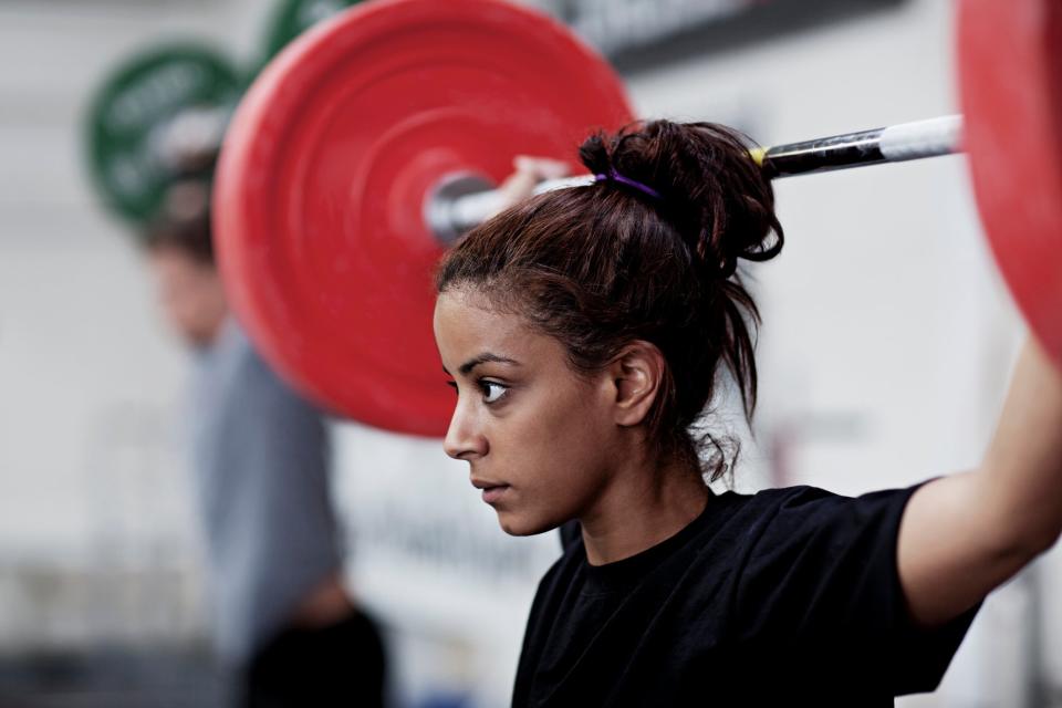 Beim effektiven Training mit Gewichten kommt es auf die Intensität, die Erholung und darauf an, wie schwer die Gewichte sind. - Copyright: Solskin, Getty Images