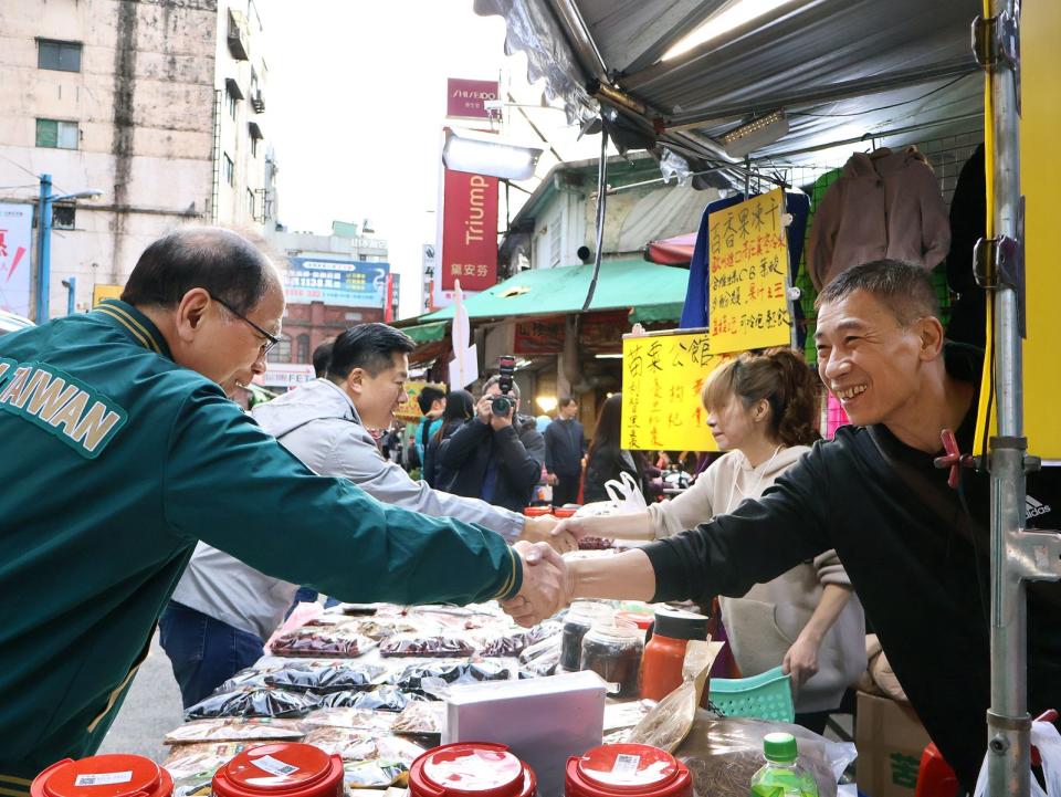 游錫堃陪陳俊宇在羅東市場內拜票催票，力拚國會過半，續任立法院長。競總提供