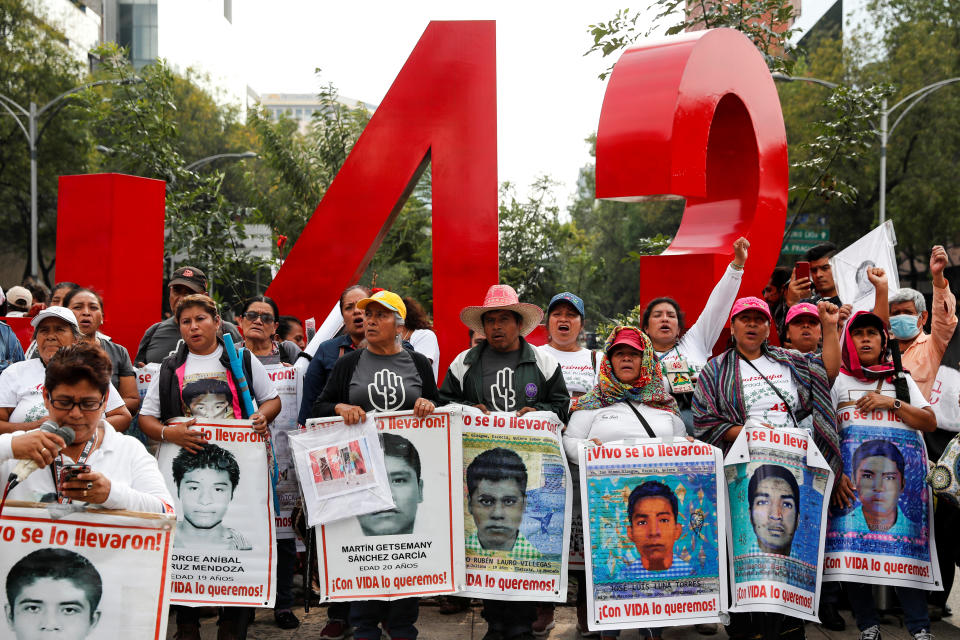 Demonstration in Mexiko Stadt mit Bildern der verschwundenen Studenten. 