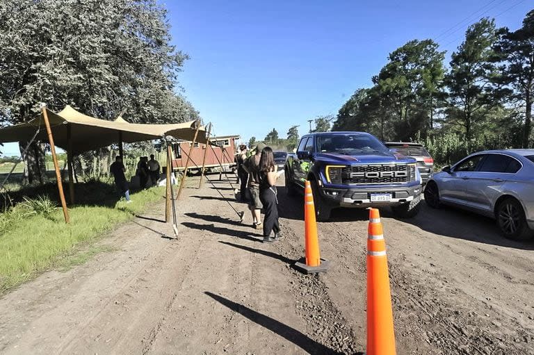 La entrada a la estancia elegida por los novios, en la localidad bonaerense de Exaltación de la Cruz, donde en la tarde del viernes comenzaban a llegar los invitados