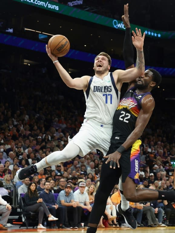 Luka Doncic des Dallas Mavericks s'envole contre les Phoenix Suns en demi-finale de Conférence Oues en NBA le 2 mai 2022 au Footprint Center à Phoenix (AFP/Christian Petersen)