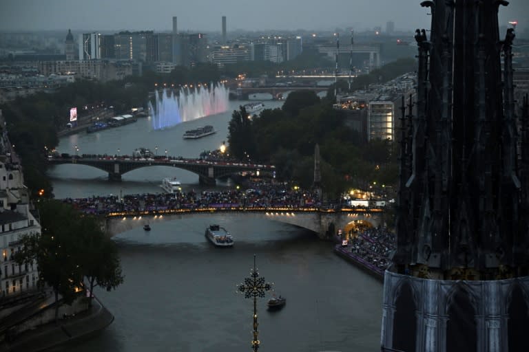 Una imagen del río Sena durante la ceremonia inaugural de los Juegos Olímpicos de París 2024, al anochecer del 26 de julio en la capital francesa (Julien de Rosa)