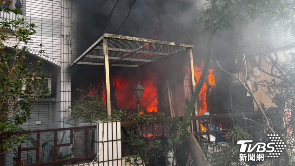 台南市新營區一處三樓民宅傳出火警，有兩名兒童與一名女子陷入昏迷。（圖／TVBS）