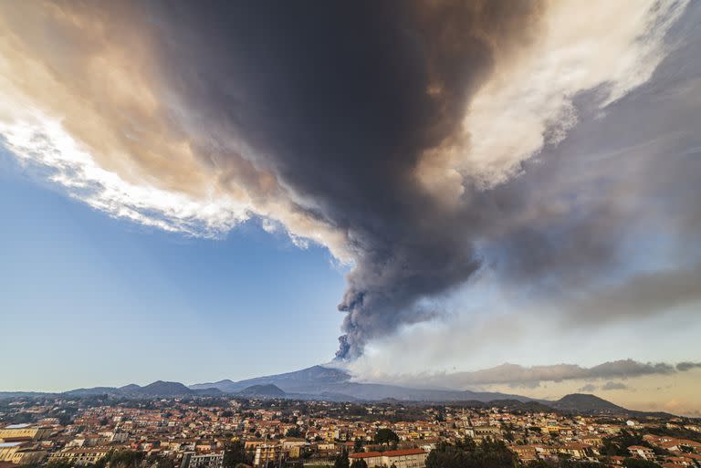 Una nube de ceniza volcánica sale del cráter del volcán Etna, visto desde Pedara, Sicilia, en Italia, el lunes 21 de febrero de 2022. (AP Foto/Salvatore Allegra)