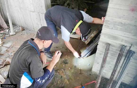 梅雨鋒面過後戶外積水處增多，臺南東區區長黃炳元率公所團隊嚴查工地及老舊公寓地下室，避免出現登革熱死角。（記者李嘉祥攝）